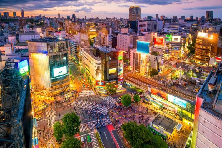 Vue aérienne du passage piéton de Shibuya à Tokyo pendant le crépuscule