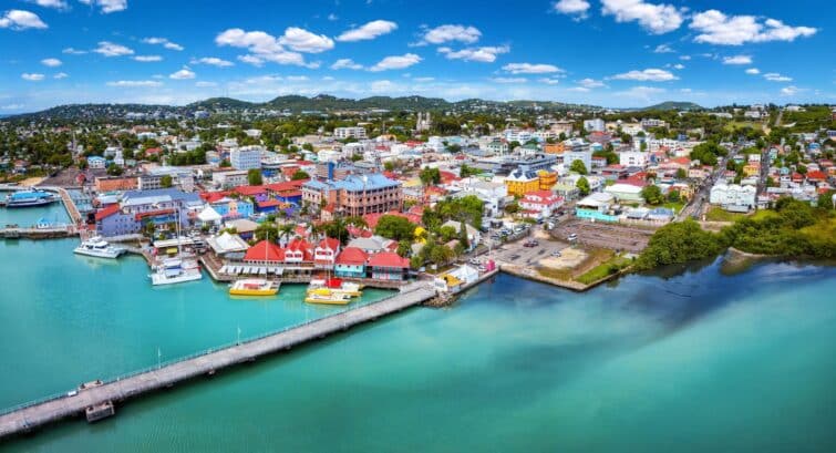 Vue aérienne panoramique de St. John's, la capitale d'Antigua-et-Barbuda