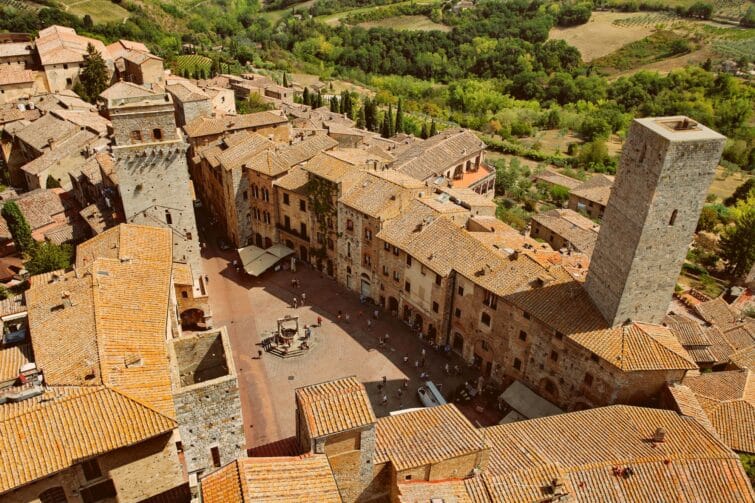 Vue de la Piazza della Cisterna à San Gimignano, célèbre pour ses tours médiévales en Toscane, Italie