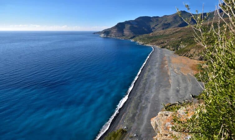 Vue de la plage de sable noir de Nonza à Cap Corse, Corse