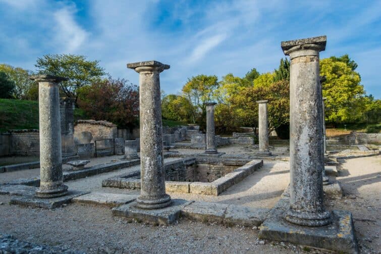 Vue de la source sacrée de Glanum, vestige de la ville antique romaine en France