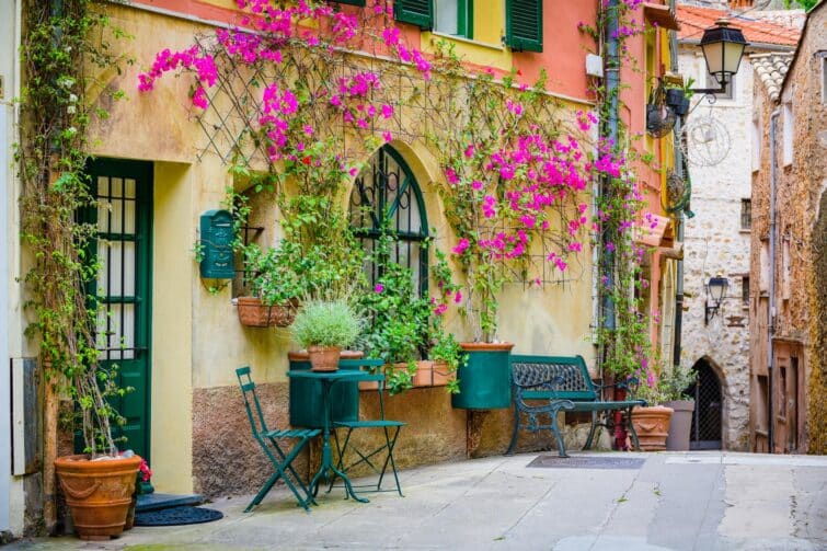 Vue des rues du village médiéval de Roquebrune-Cap-Martin, un tournant historique avec le Piémont-Sardaigne