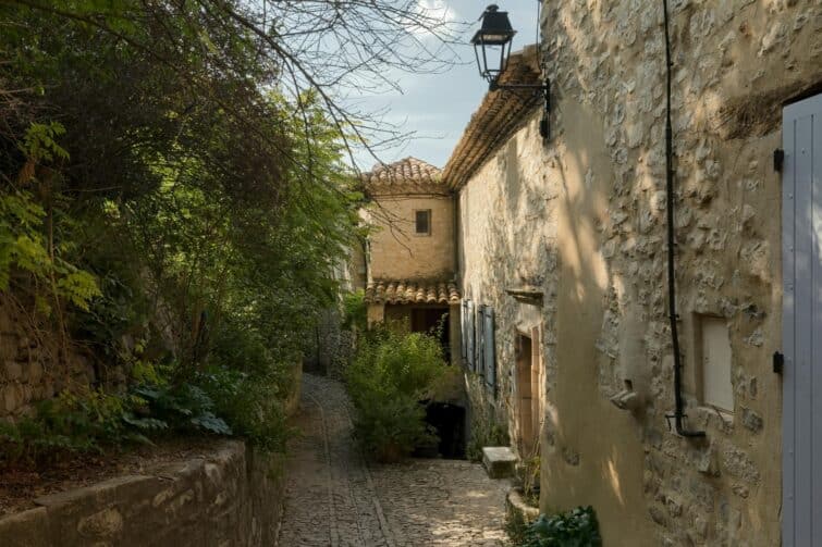 Vue intérieure d'un village à Séguret en Provence, Vaucluse, France