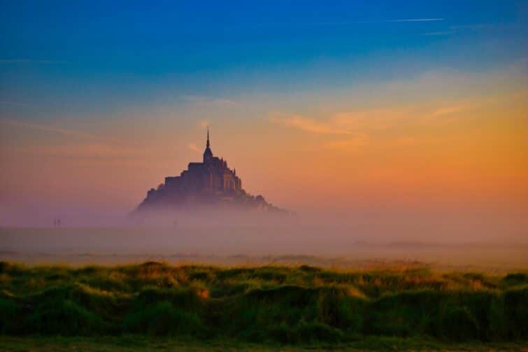 Vue matinale du Mont-Saint-Michel en Normandie, France, avec réflexion sur l'eau