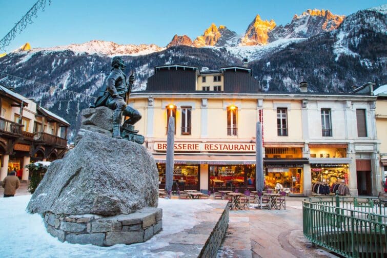 Vue panoramique de Chamonix avec le mont Blanc en arrière-plan, France