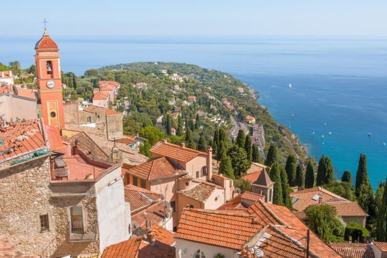 Vue panoramique de Roquebrune-Cap-Martin sur la côte méditerranéenne près de Monaco, soulignant son histoire avec le plébiscite pour la France en 1861