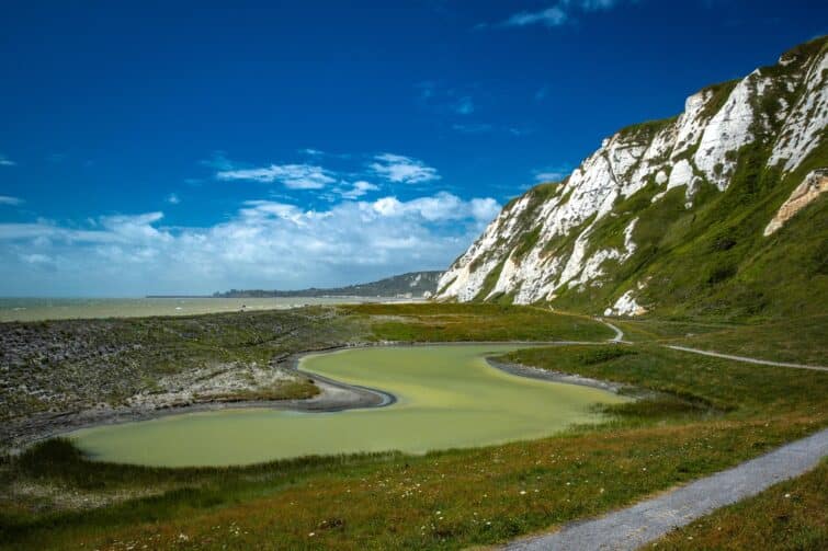 Vue panoramique de Samphire Hoe Country Park à Douvres, Angleterre, avec falaises et mer