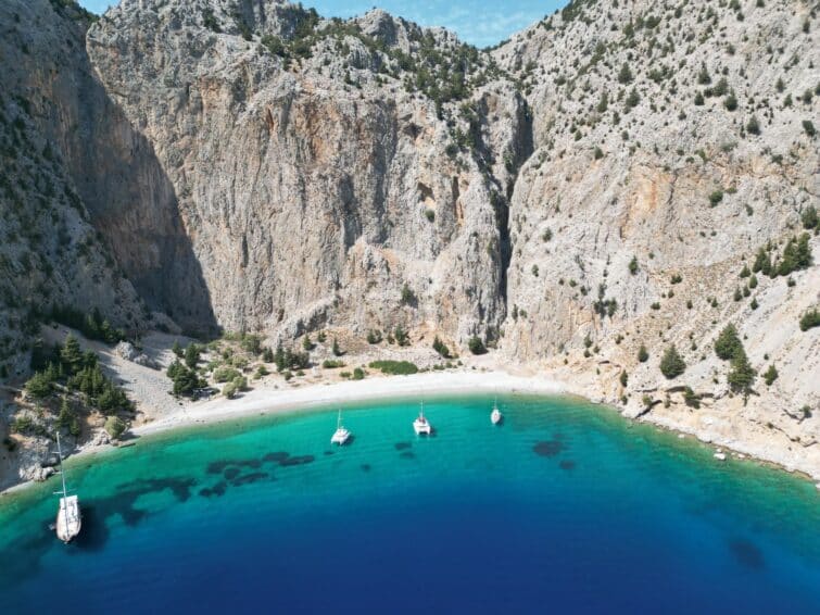 Vue panoramique de la Baie de Saint George à Symi, Grèce, en septembre