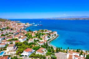 Vue panoramique de l'île de Spetses en Grèce, destination paisible et préservée loin du surtourisme