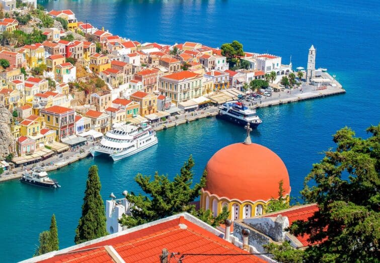 Vue panoramique du port de Symi dans les îles du Dodécanèse, Grèce