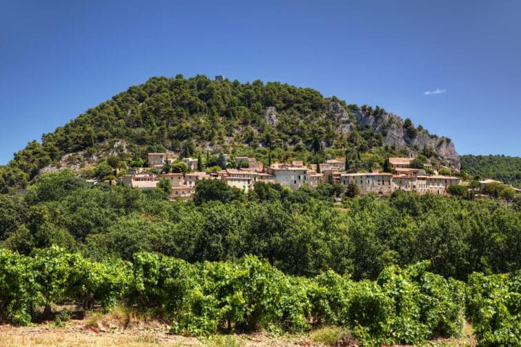 Vue panoramique du village de Séguret en Provence, entouré de vignobles