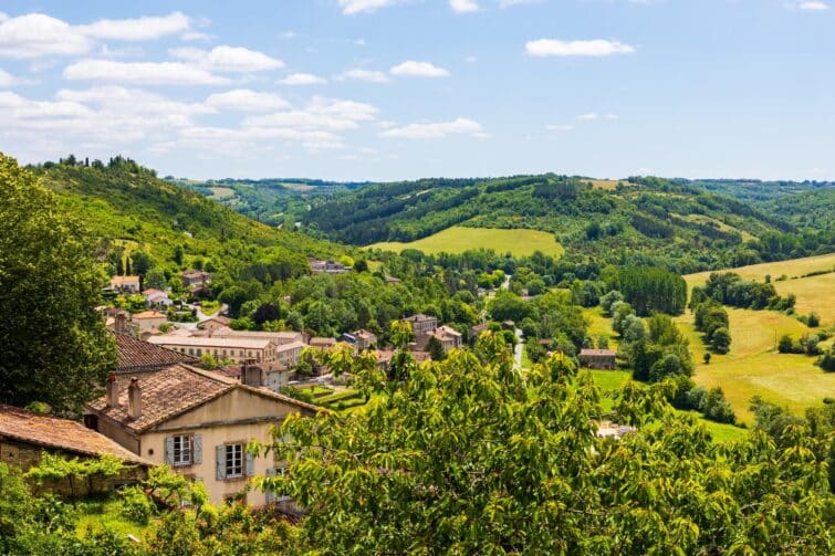 Vue panoramique du village médiéval de Cordes-sur-Ciel, illustrant son riche patrimoine naturel et architectural