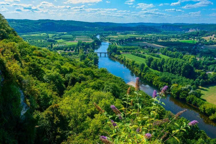 Vue pittoresque de la rivière Dronne à Domme, Dordogne, France