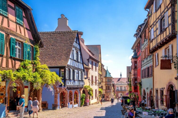 Vue pittoresque des rues traditionnelles et maisons colorées à Riquewihr, France