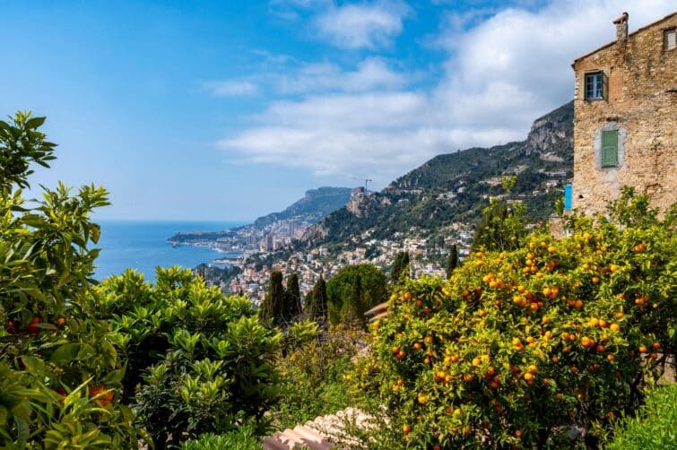 Vue pittoresque du village perché de Roquebrune-Cap-Martin sous la bannière des Grimaldi