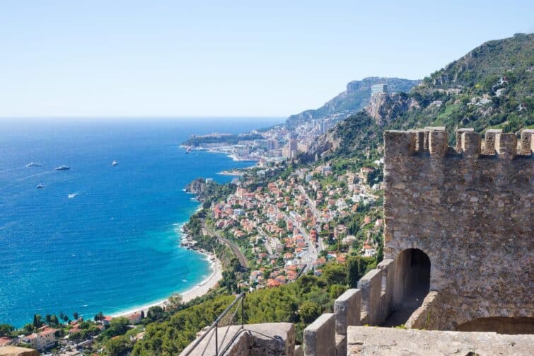 Vue sur la mer de la Côte d'Azur et le château ancien de Roquebrune-Cap-Martin