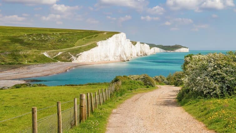 Vue sur les falaises blanches de Douvres en Angleterre, mer turquoise en avant-plan