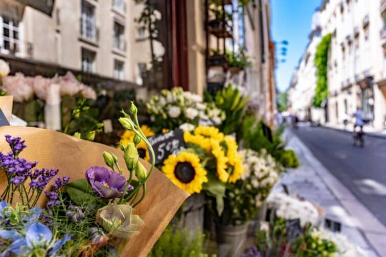 fleurs à vendre sur la charmante île Saint-Louis à Paris