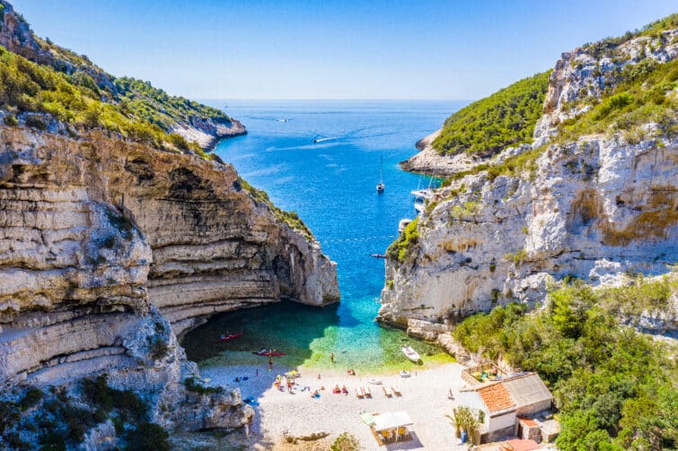 Plage de Stiniva, Vis, en Croatie