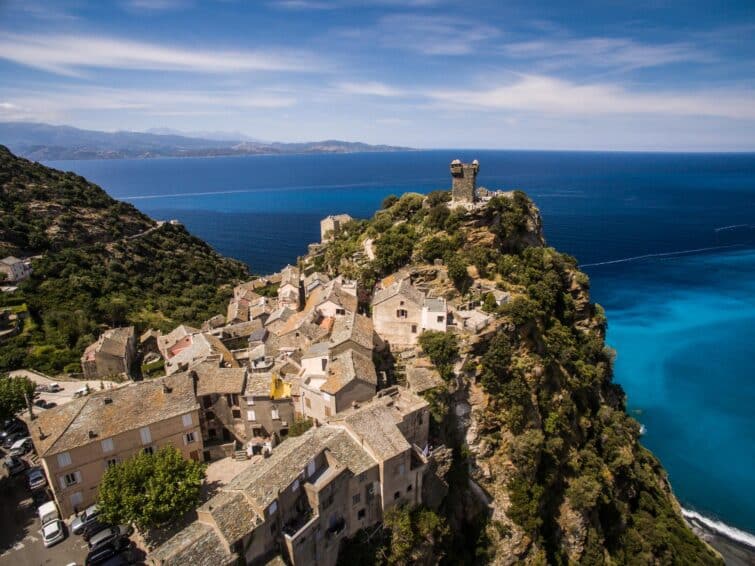 village de Nonza en Corse, vue aérienne, plage de sable noir, patrimoine historique et naturel