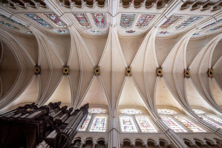 Cathédrale de Chartres en France, architecture gothique emblématique, reconstruite après plusieurs incendies