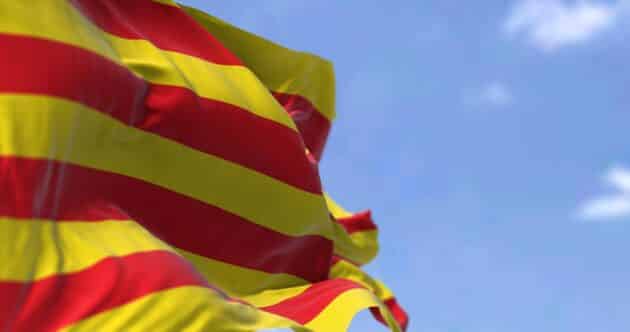 Drapeau de la Catalogne flottant à Llivia, enclave espagnole en France