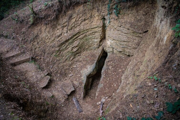 Entrée des tunnels de la pyramide du Soleil à Visoko, connue pour ses propriétés curatives