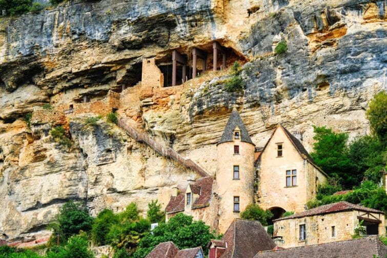 Escalier en pierre à La Roque-Gageac, village historique de France