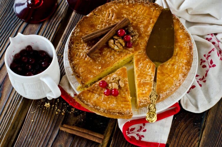 Gâteau breton traditionnel sur une table en bois