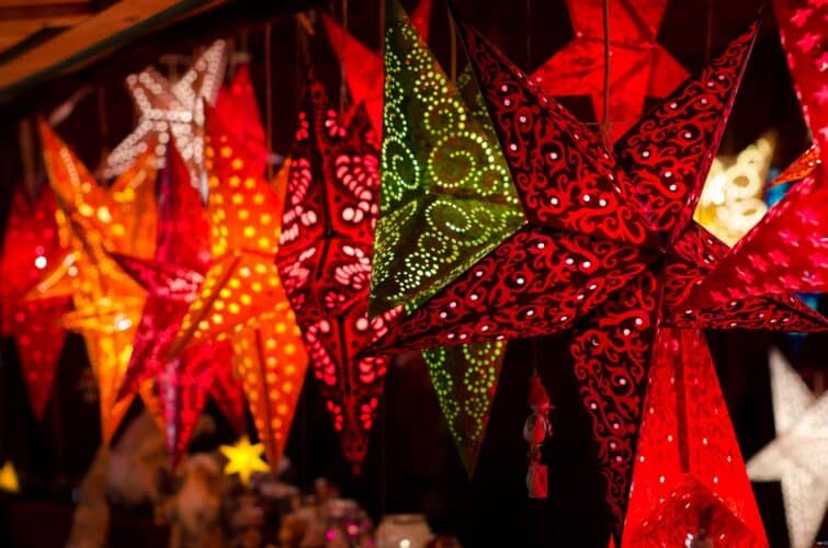 Guirlande d'étoiles et décorations lumineuses au marché de Noël de Düsseldorf