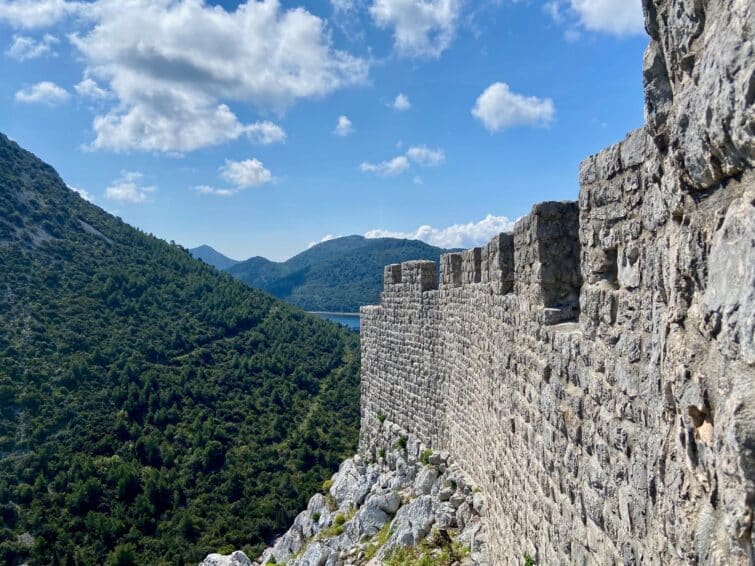 Mur de pierre médiéval défensif avec créneaux à Ston, idéal pour la randonnée