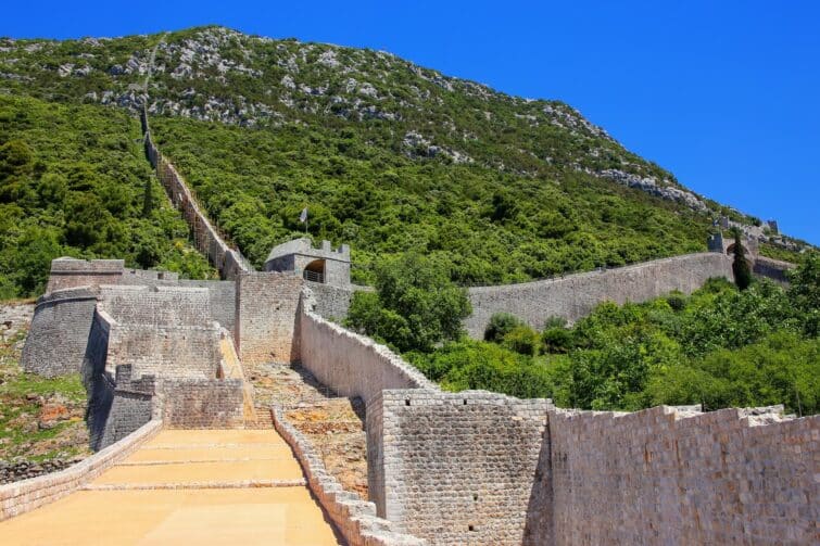 Murs défensifs de la ville de Ston sur la péninsule de Pelješac en Croatie