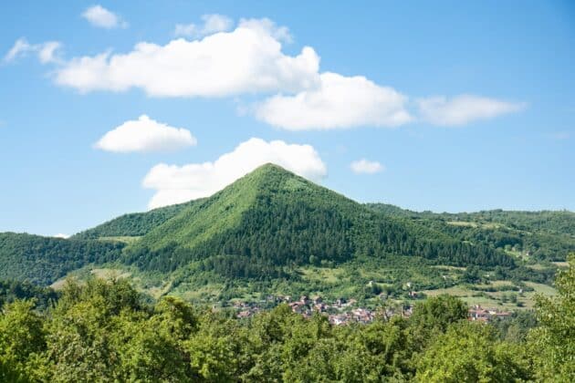 Pyramides de Bosnie près de la ville de Visoko, montagnes verdoyantes prétendues anciennes pyramides