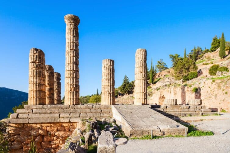 Ruines des colonnes du Temple d'Apollon à Delphes, Grèce