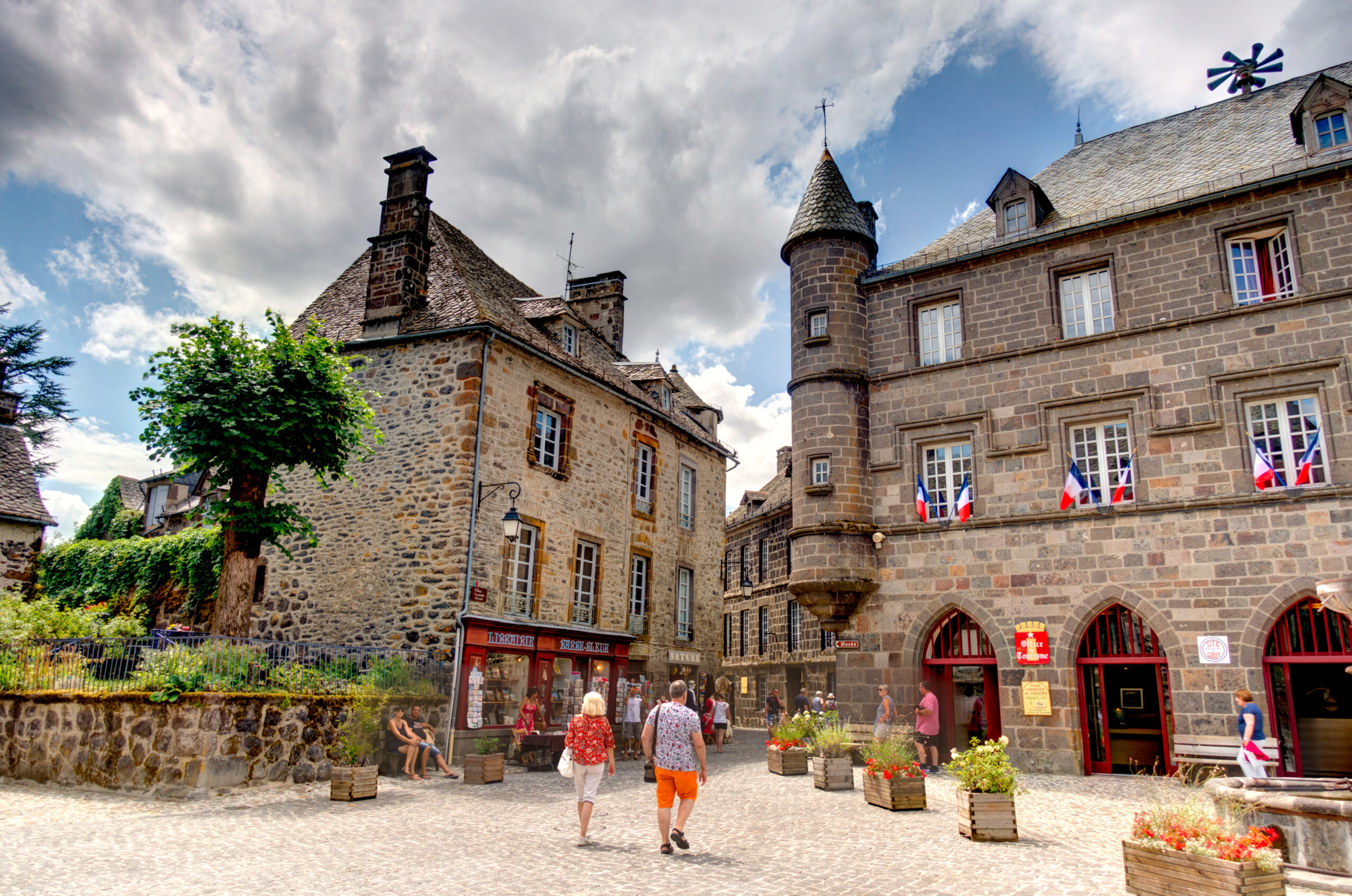 Découvrez l’Auvergne à travers les yeux des Auvergnats : fromages savoureux, randonnées idylliques et grands espaces à explorer. Découvrez l’Auvergne à travers les yeux des Auvergnats : fromages savoureux, randonnées idylliques et grands espaces à explorer.