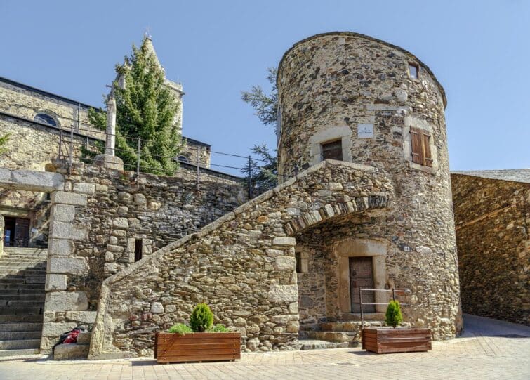 Tour Bernat de So à Llívia, Espagne, avec ciel bleu et verdure autour