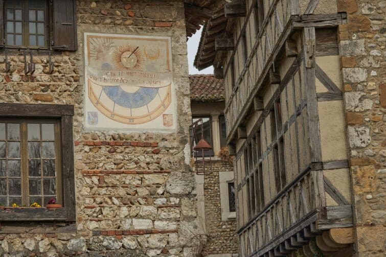 Vieille ville médiévale de Pérouges avec rues pavées et bâtiments historiques