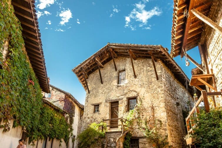 Vieilles maisons médiévales en pierre dans le célèbre village de Pérouges, France