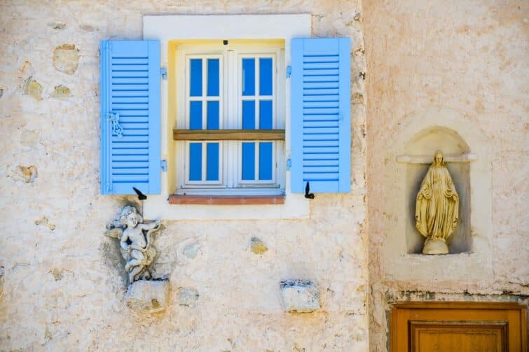 Village médiéval de Gorbio dans les Alpes-Maritimes avec ruelles pavées et maisons historiques en pierre