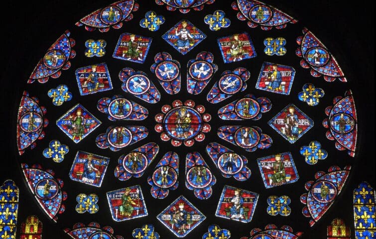 Vitraux colorés de la cathédrale de Chartres en France