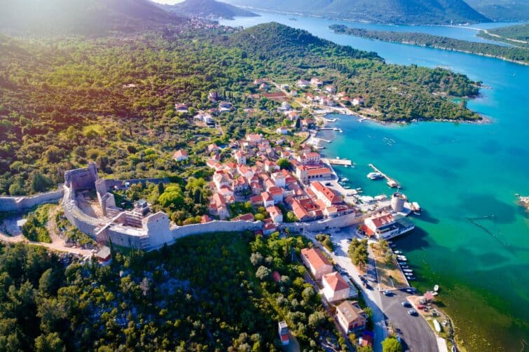 Vue aérienne de Mali Ston avec brume solaire, Croatie