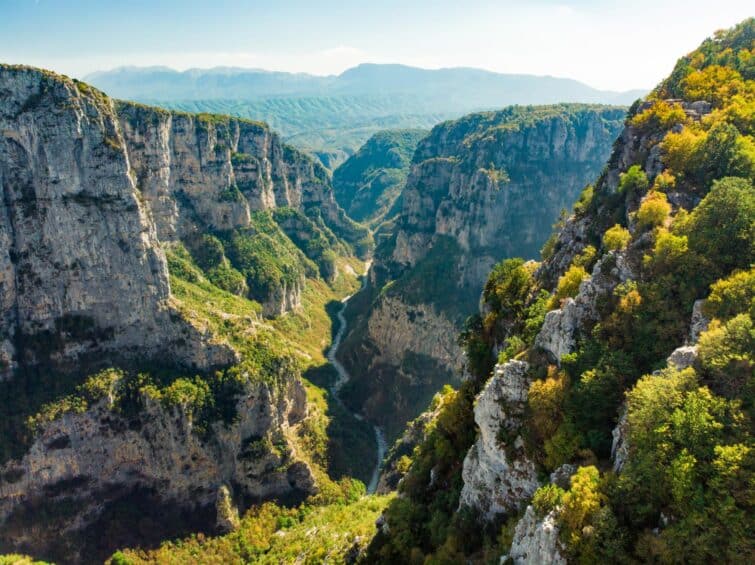 Vue aérienne des gorges de Vikos dans les montagnes du Pinde, Grèce