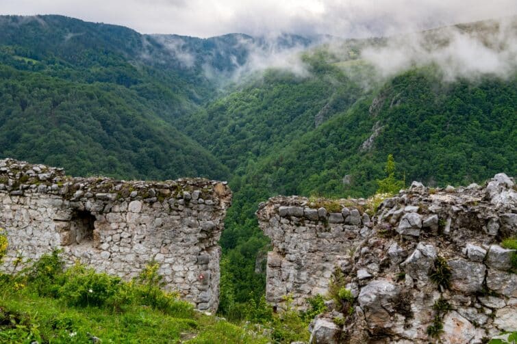 Vue de la forteresse de Solotnik en Serbie, structure médiévale du XIIIe siècle sur une colline verdoyante