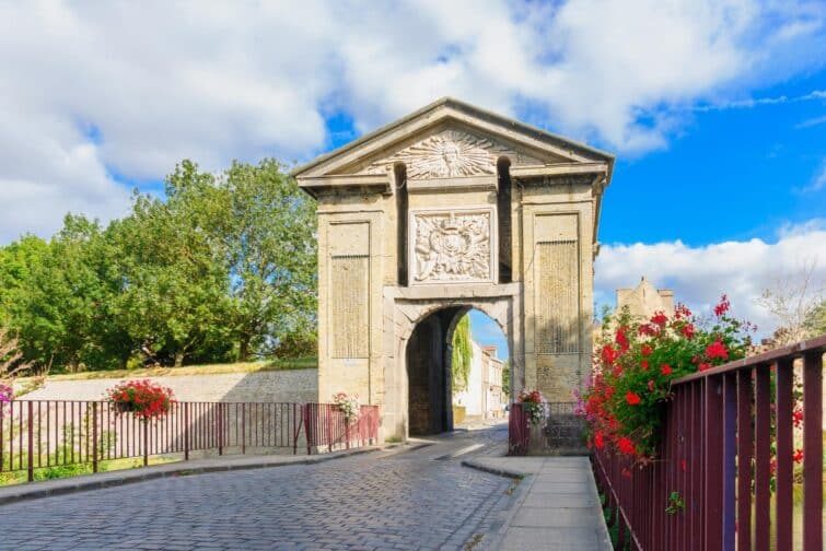 Vue de la porte de Cassel avec un soleil rayonnant