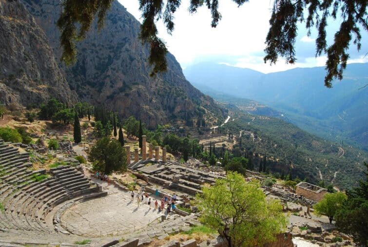 Vue de l'amphithéâtre de Delphes en Grèce, un site historique avec des ruines anciennes sur une colline verdoyante