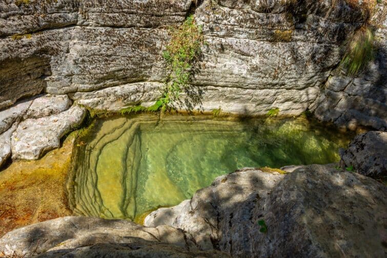 Vue des Kolymbithres près du village de Papingo en Grèce