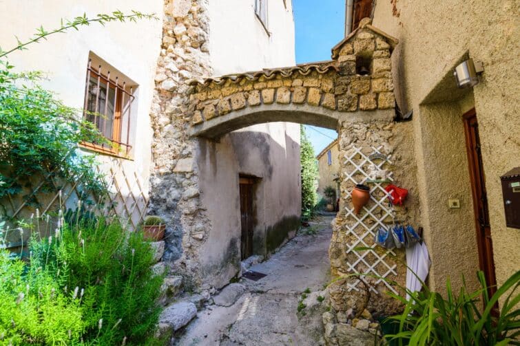 Vue des rues étroites et pavées du village médiéval de Gorbio, France