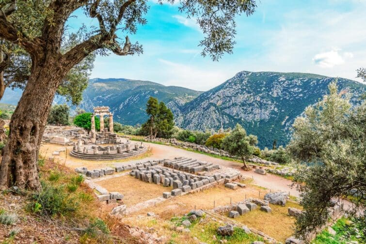 Vue des ruines antiques du temple d'Apollon à Delphes, Grèce