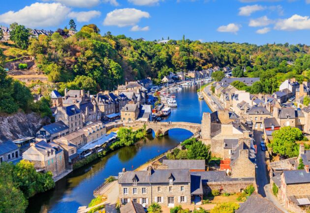 Vue du vieux port de Dinan en Bretagne, France, avec des maisons historiques et des bateaux