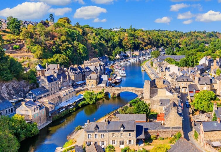 Vue du vieux port de Dinan en Bretagne, France, avec des maisons historiques et des bateaux